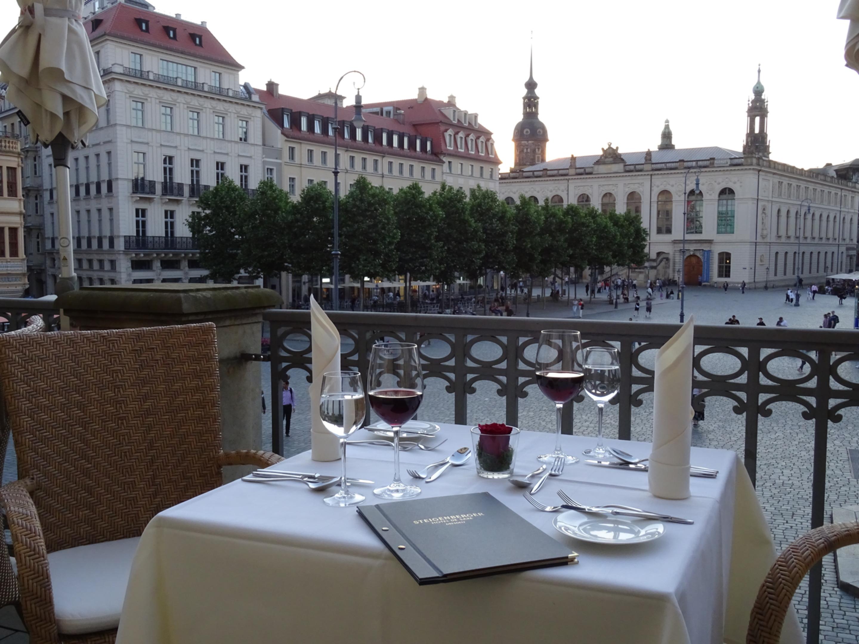 Steigenberger Hotel De Saxe Dresden Exterior photo A restaurant in Regensburg, Germany