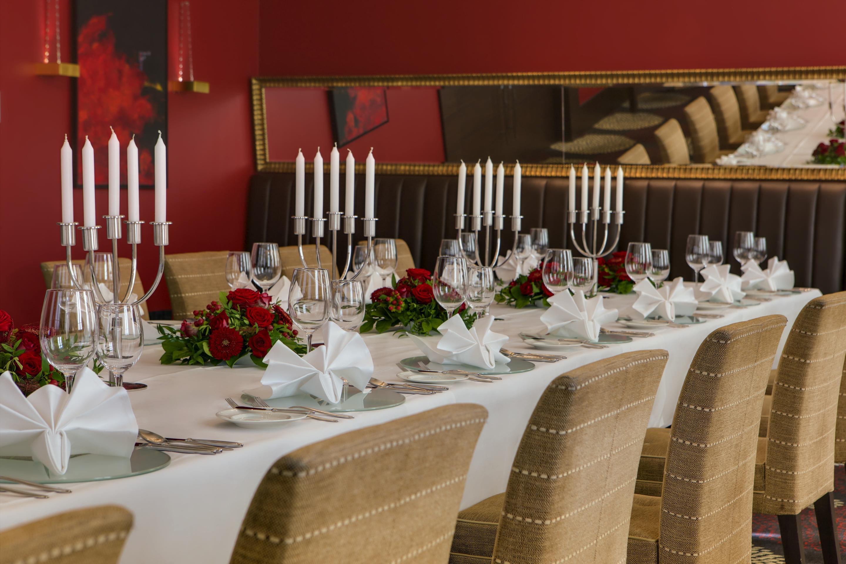 Steigenberger Hotel De Saxe Dresden Exterior photo A table set for a formal dinner