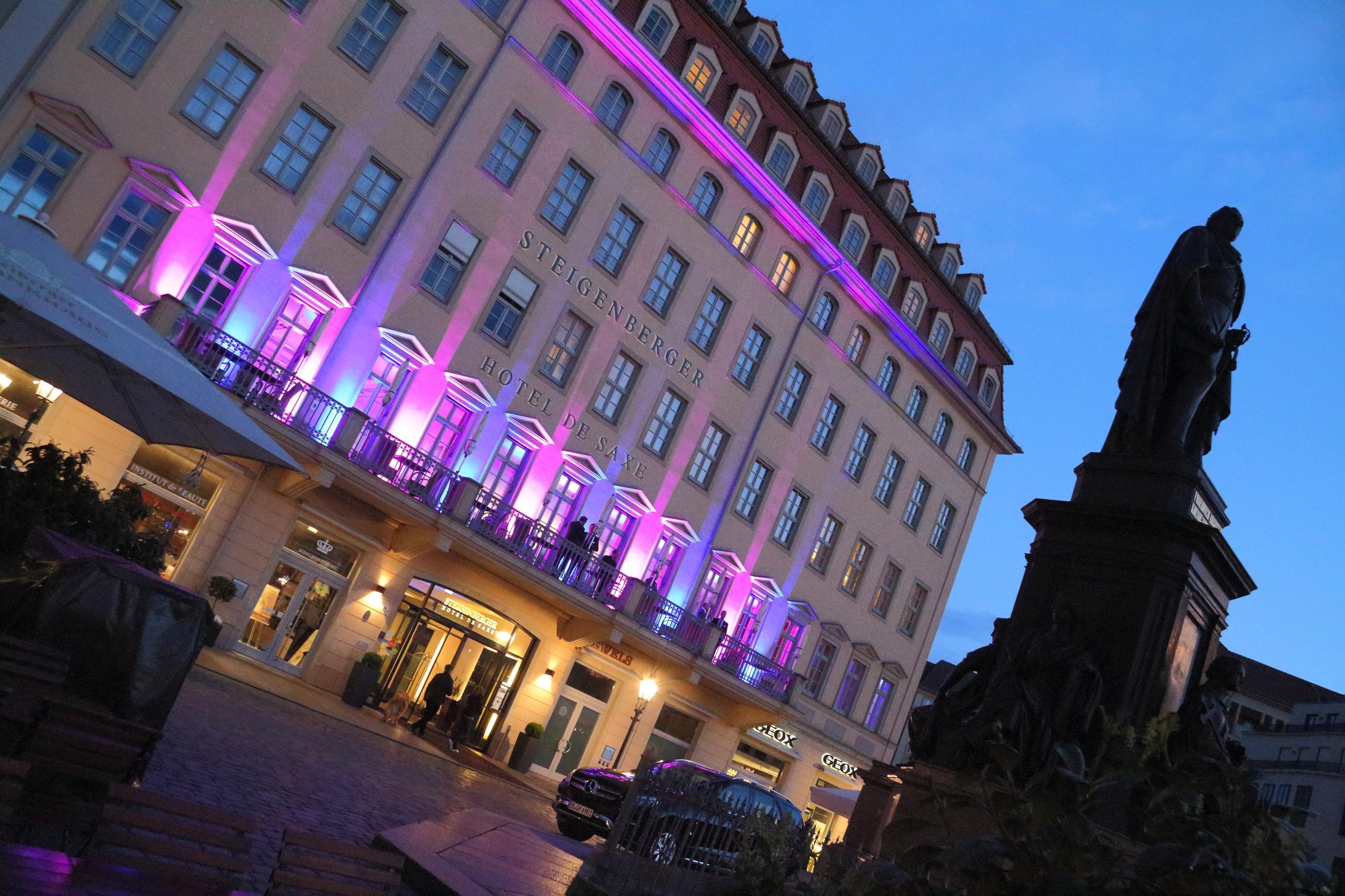 Steigenberger Hotel De Saxe Dresden Exterior photo The hotel at night