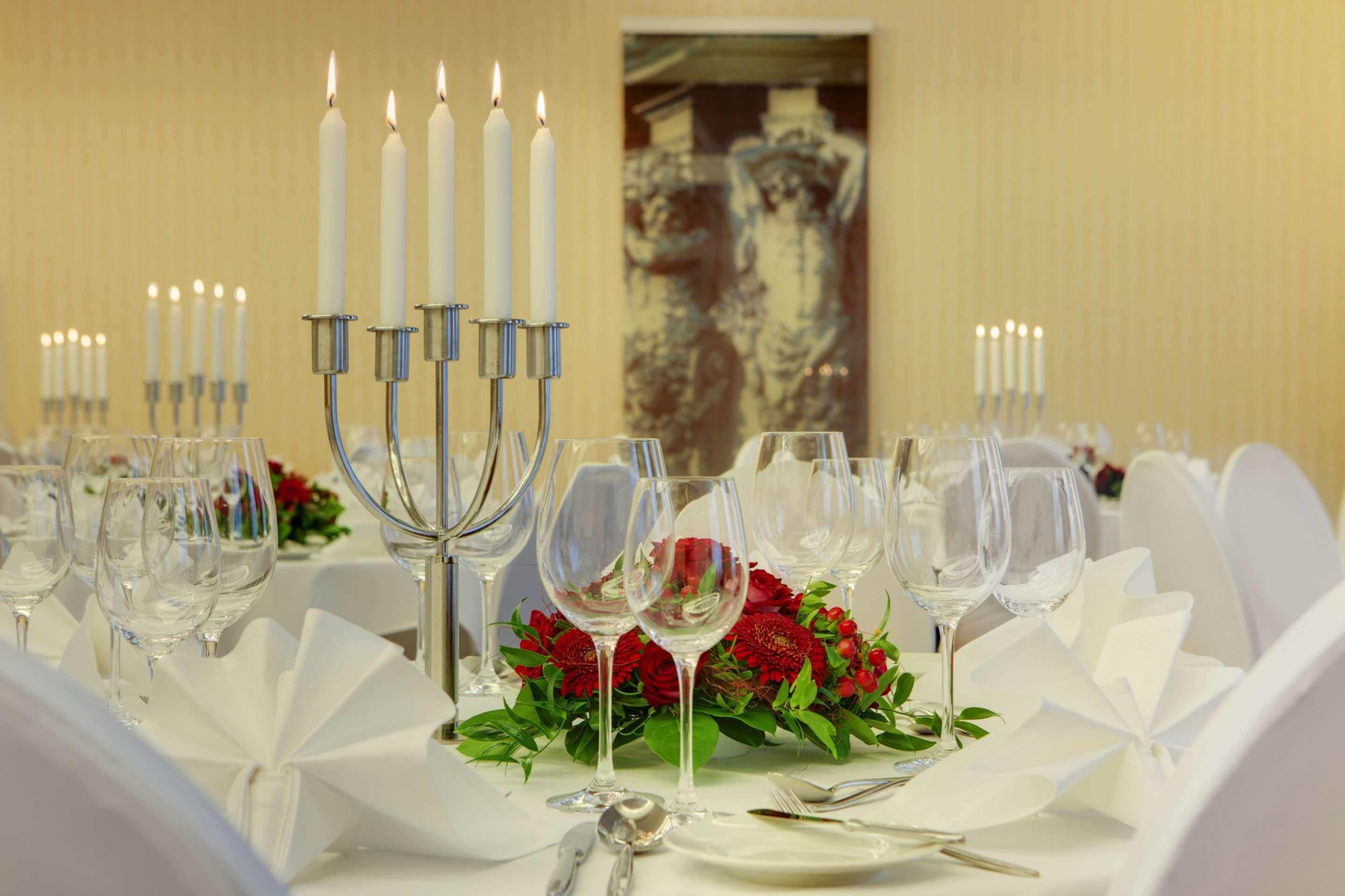 Steigenberger Hotel De Saxe Dresden Exterior photo A table set for a formal dinner