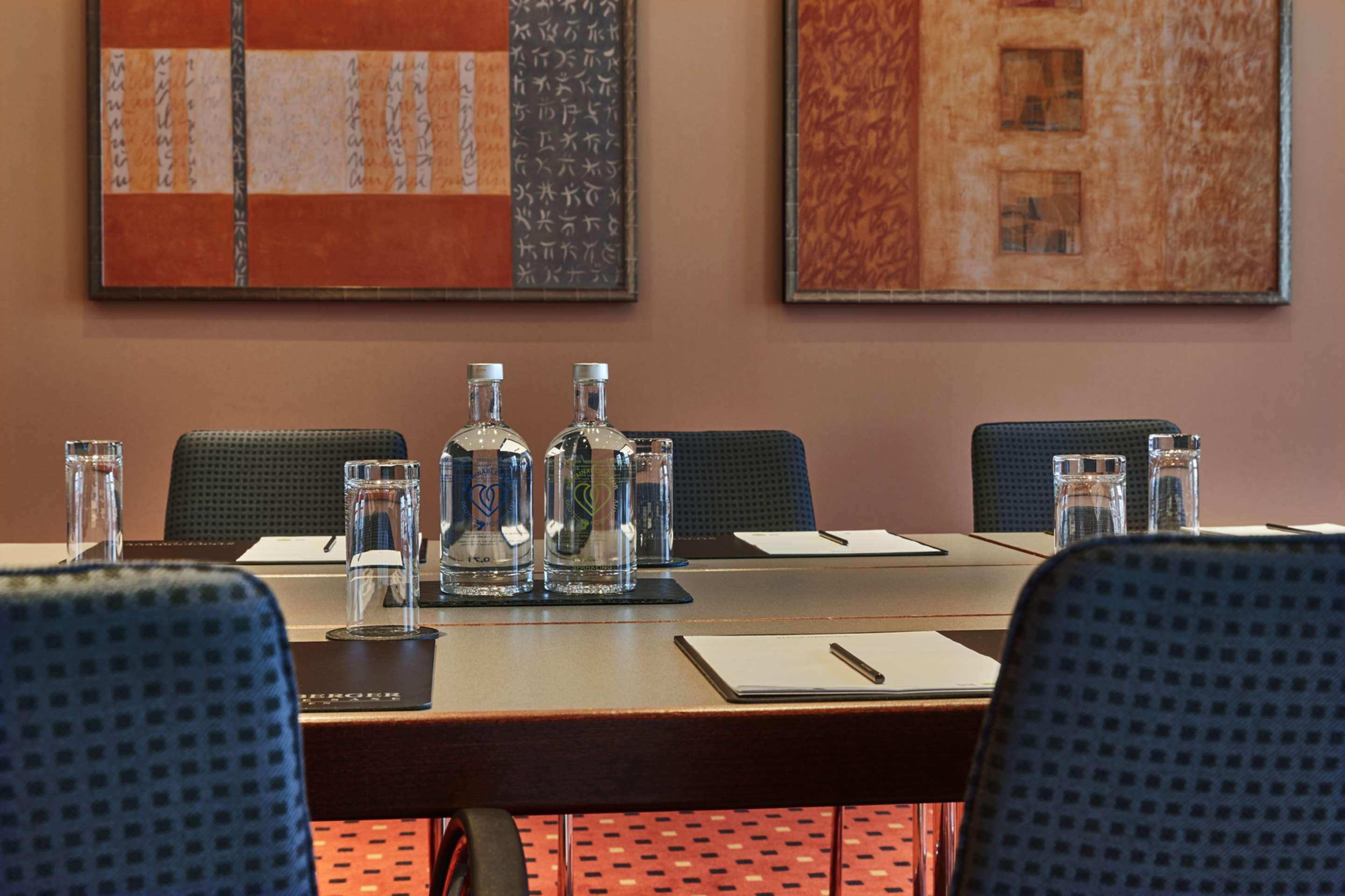 Steigenberger Hotel De Saxe Dresden Exterior photo A meeting room at the hotel