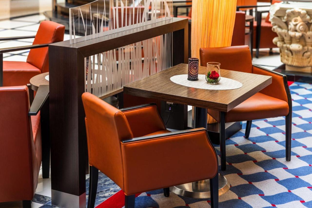 Steigenberger Hotel De Saxe Dresden Exterior photo A table and chairs in a hotel lobby