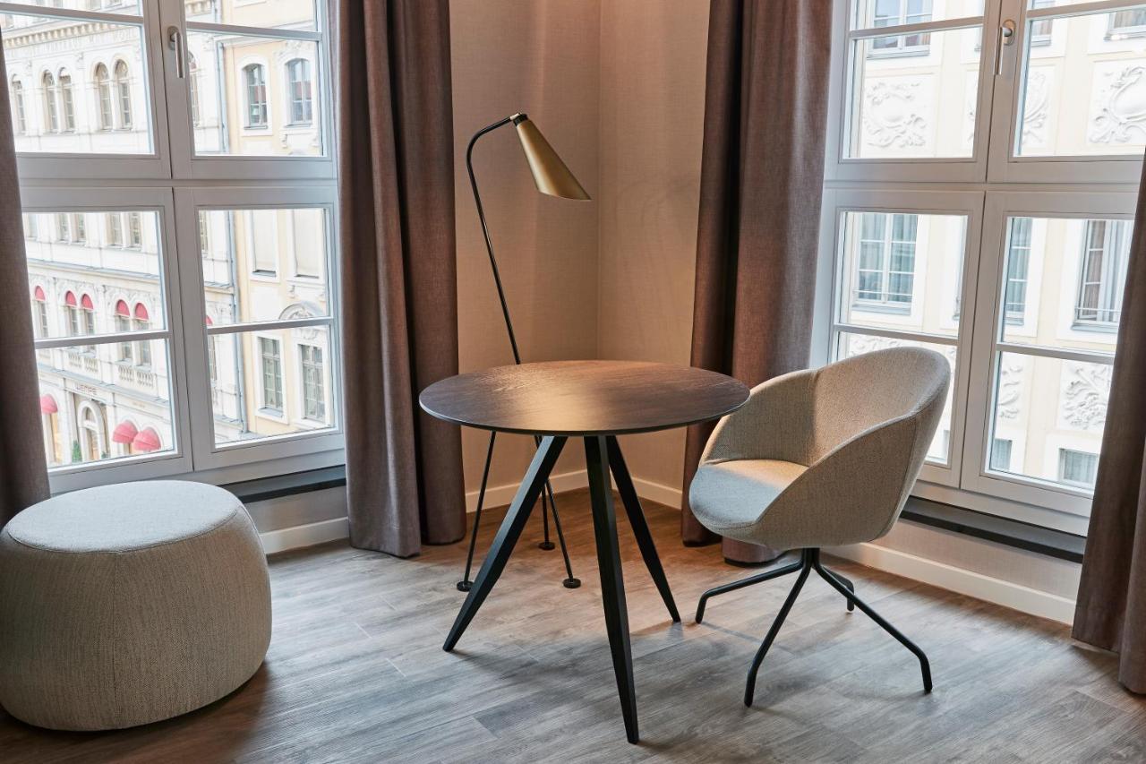 Steigenberger Hotel De Saxe Dresden Exterior photo A floor lamp